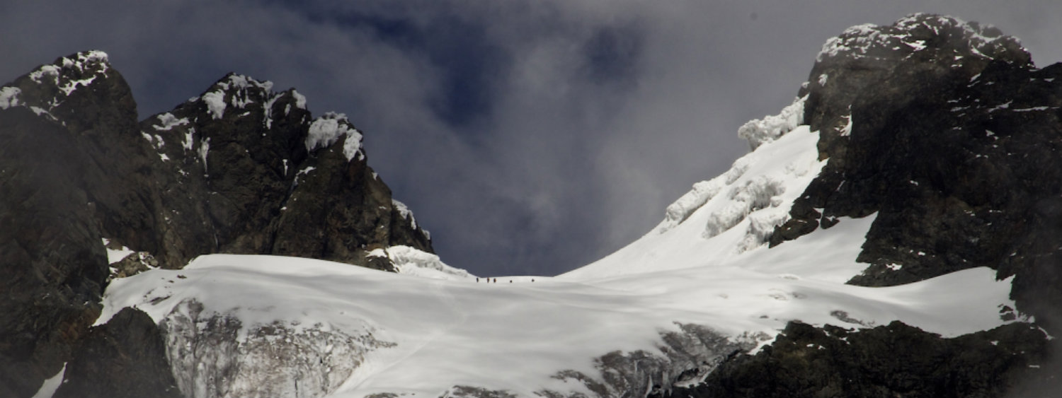 Ruwenzori Bergsteigen - Bergsteigerreise zum Mount Stanley: Seilschaft quert den Gletscher zur Margherita Spitze.